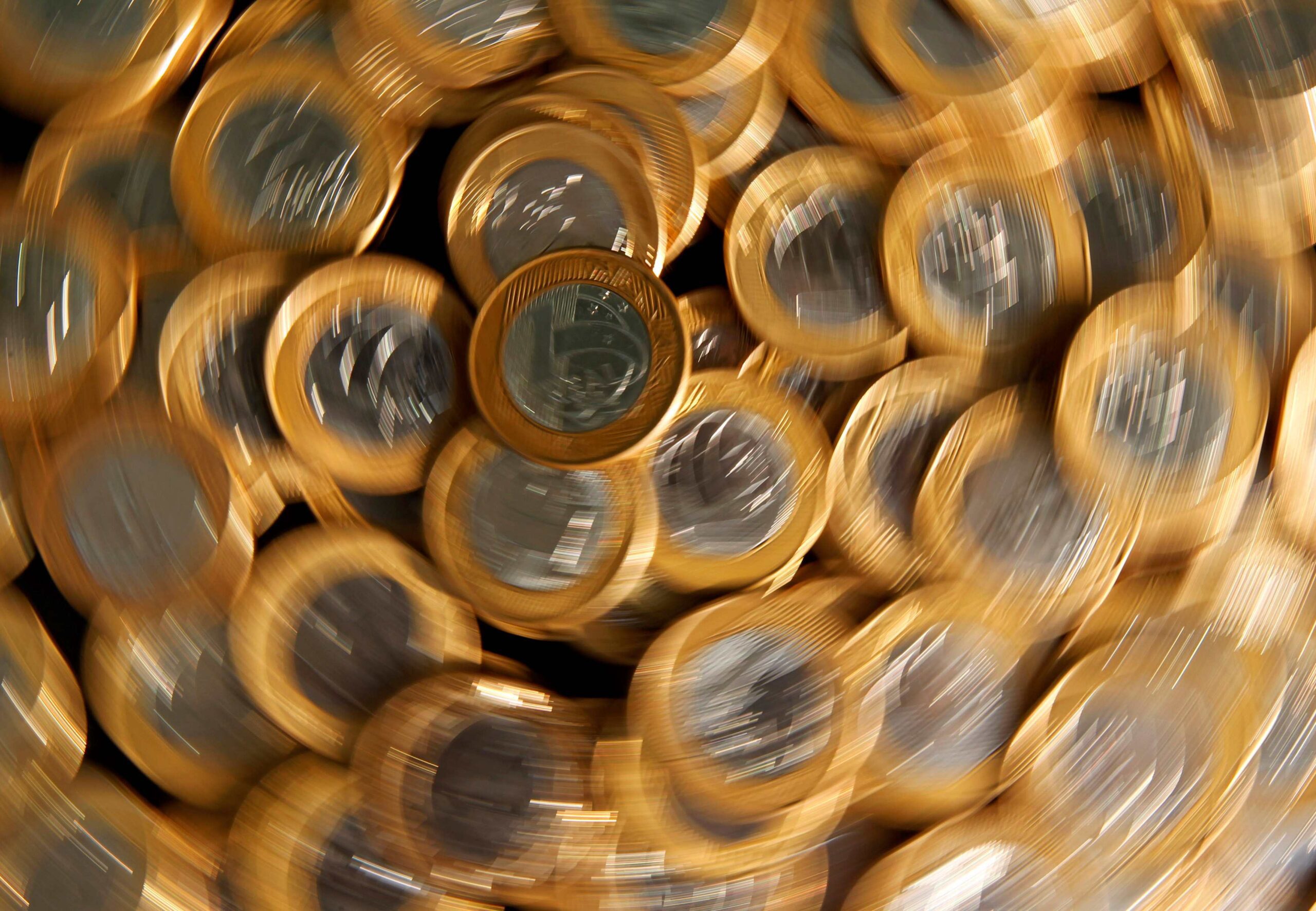 taxas-futuras-de-juros-desaceleram-alta-com-dados-de-servicos-nos-eua-e-powell