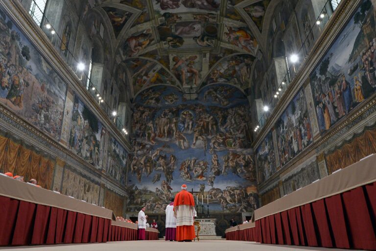 sede-do-conclave,-capela-sistina-tem-criticas-a-igreja-escondidas-por-michelangelo