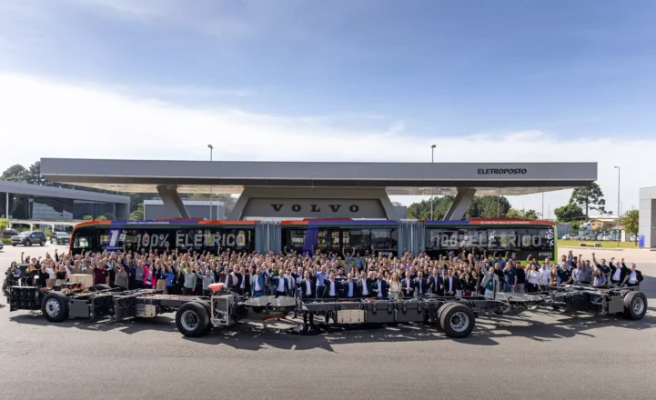 volvo-celebra-producao-do-primeiro-chassi-de-onibus-biarticulado-eletrico