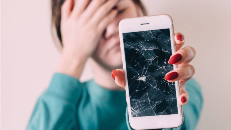 vale-a-pena-consertar-um-celular-antigo?