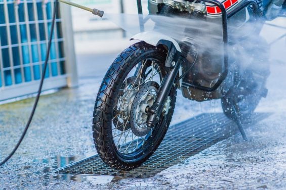 lavar-a-moto-com-o-motor-quente:-cuidado-com-o-choque-termico