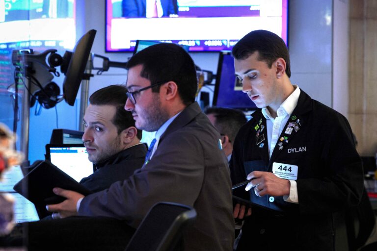 dow-jones-futuro-sobe-apesar-de-trump-elevar-tarifas-sobre-o-aco