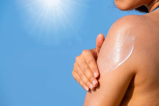 bacterias-que-vivem-na-pele-podem-atuar-como-protetor-solar-natural