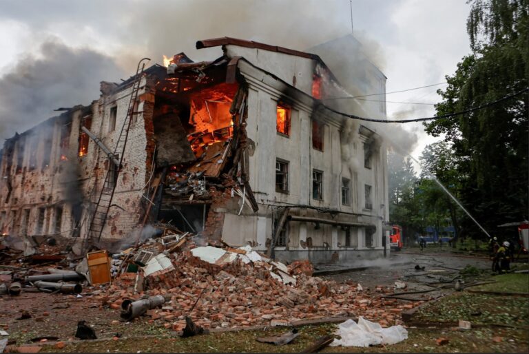 ataque-russo-com-drones-e-misseis-deixa-3-mortos-e-21-feridos-em-kharkiv,-na-ucrania