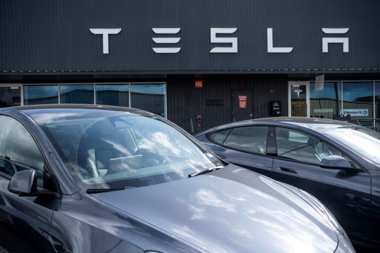 apos-quase-uma-decada-de-expectativas,-tesla-finalmente-lanca-seus-robotaxis