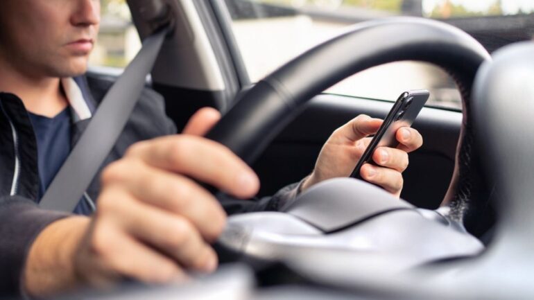celular-ao-volante-e-o-risco-de-acidentes