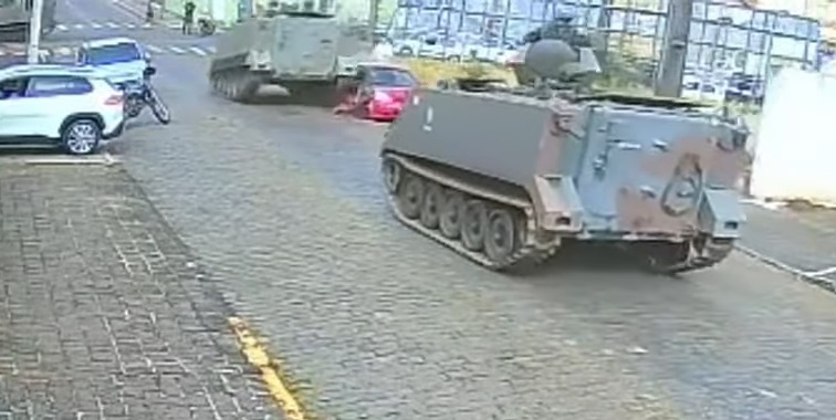 tanque-do-exercito-na-contramao-passa-por-cima-de-carro-no-parana