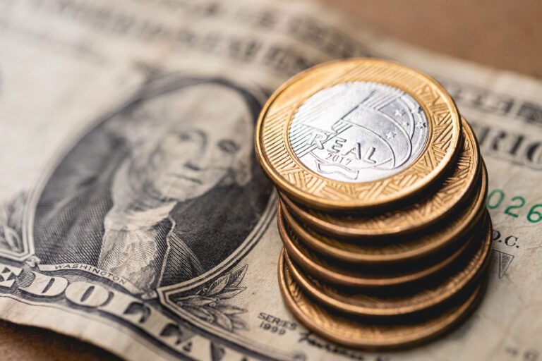 dolar-pode-cair-a-r$-5,40-no-curto-prazo,-mas-voltar-a-subir-com-risco-fiscal