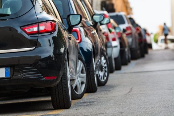 estacionar-na-calcada-pode-custar-muito-mais-do-que-voce-imagina!