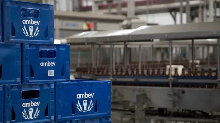 recuo-nos-volumes-e-alta-nos-precos:-o-que-esperar-do-2t25-da-ambev-(abev3)?