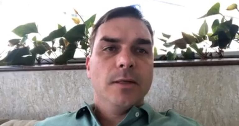 flavio-bolsonaro:-“fico-impressionado-com-o-amadorismo-de-rui-costa”