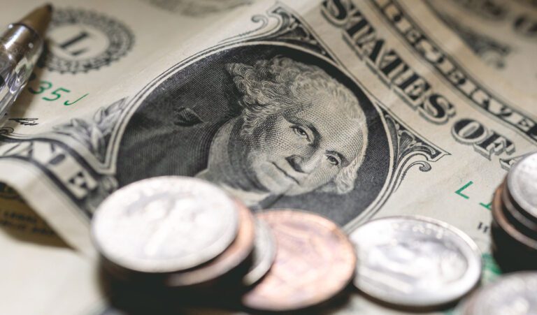 dolar-hoje-sobe-e-encosta-nos-r$-5,90-com-novas-ameacas-tarifarias-de-trump
