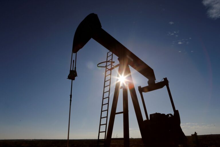 petroleo-fecha-em-queda,-com-incerteza-por-demanda-em-meio-a-sancoes-a-russia