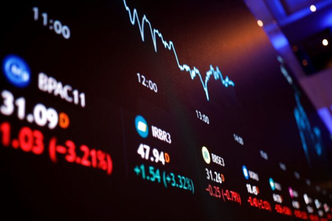 ibovespa-tem-leve-queda-apos-flertar-com-135-mil-pontos-e-apesar-de-vale-e-petrobras