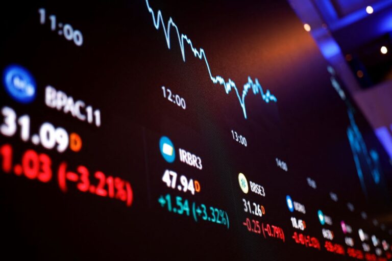 ibovespa-tem-leve-queda-apos-flertar-com-135-mil-pontos-e-apesar-de-vale-e-petrobras