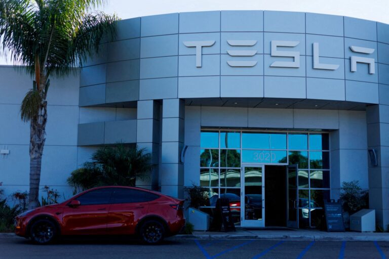 tesla-tem-maior-queda-de-receita-em-uma-decada-e-comeca-a-produzir-modelo-mais-barato