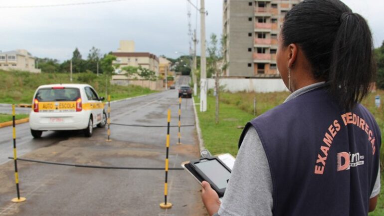cnh:-professor-finge-que-ensina.-aluno-finge-que-aprende…