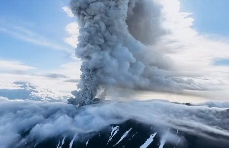 veja-imagens!-vulcao-adormecido-por-seculos-entra-em-erupcao-na-russia