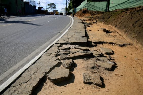 calcadas-brasileiras:-um-desrespeito-as-pessoas-com-deficiencia