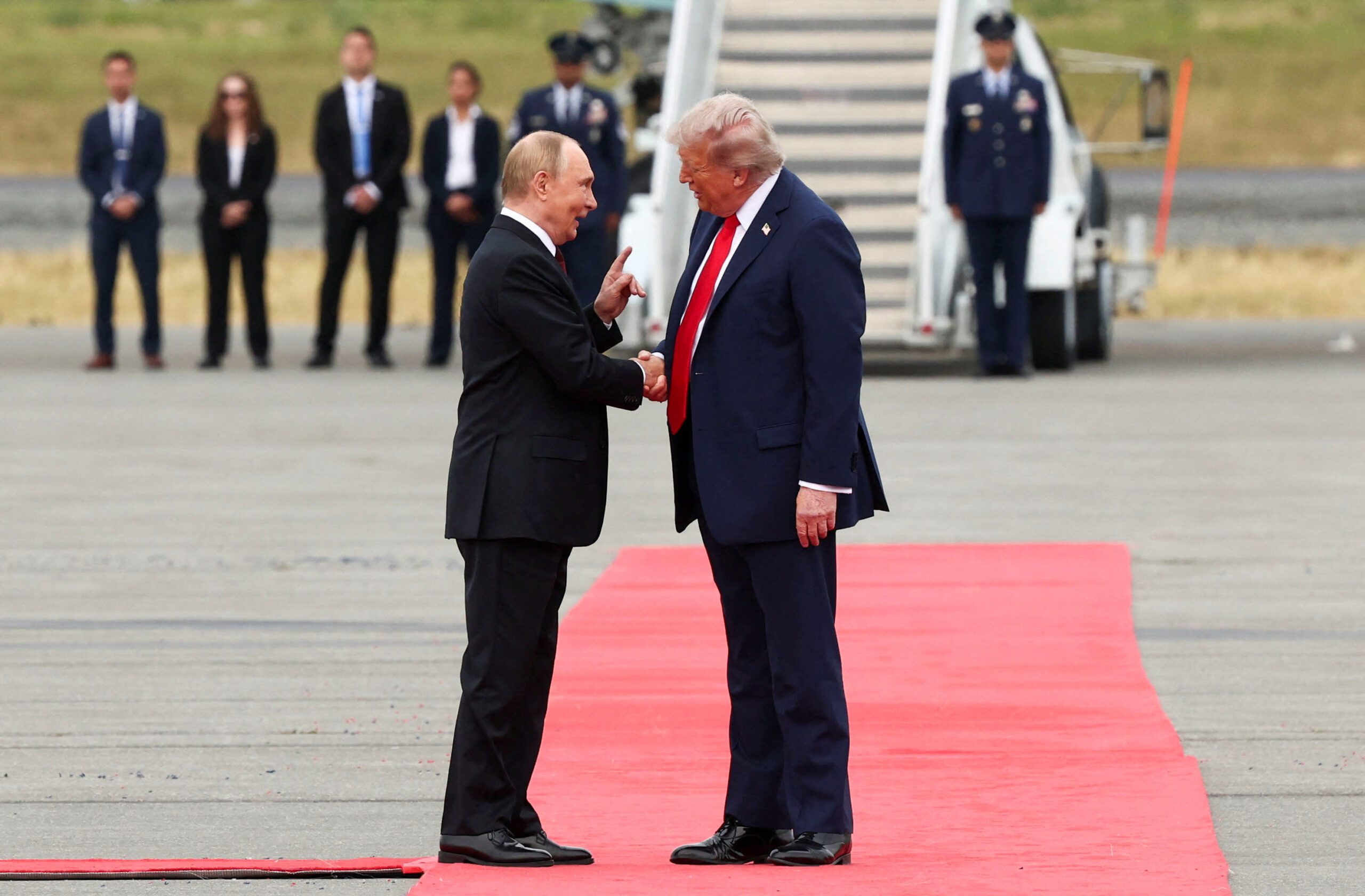 “da-proxima-vez-em-moscou”,-diz-putin-a-trump-apos-conversas-no-alasca