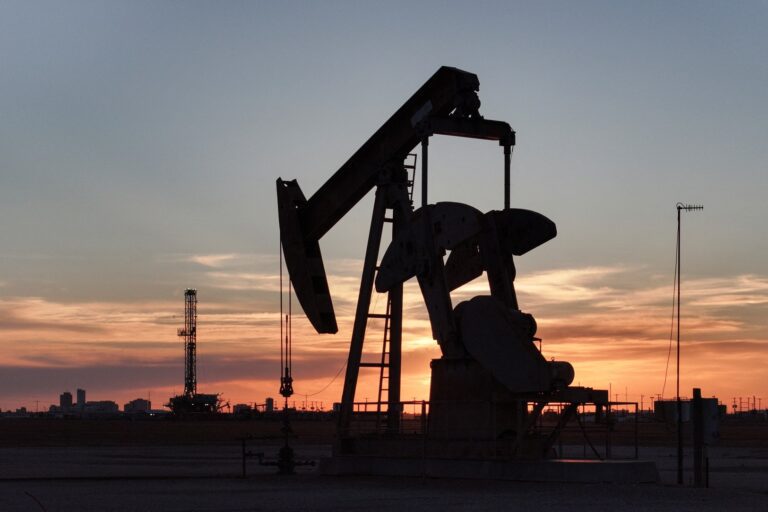 eua-nao-vao-cobrar-novas-tarifas-da-china-por-comprar-petroleo-da-russia