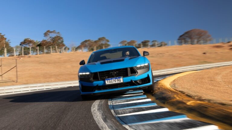 dirigindo-o-novo-ford-mustang-dark-horse-2025-no-autodromo-velocitta