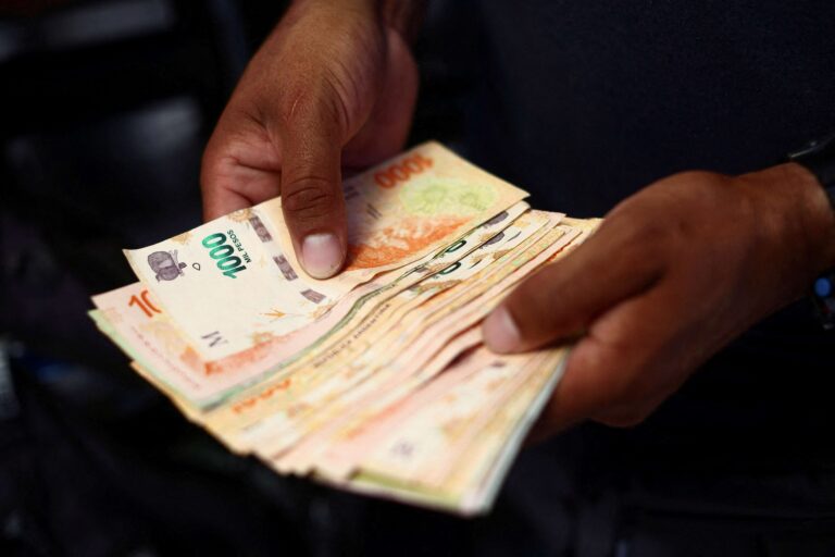 tesouro-argentino-intervira-no-cambio-apos-tombo-do-peso-por-nervosismo-pre-eleitoral
