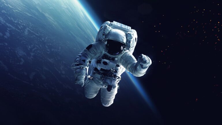 idosa-e-enganada-por-golpista-que-fingia-ser-um-astronauta-preso-no-espaco