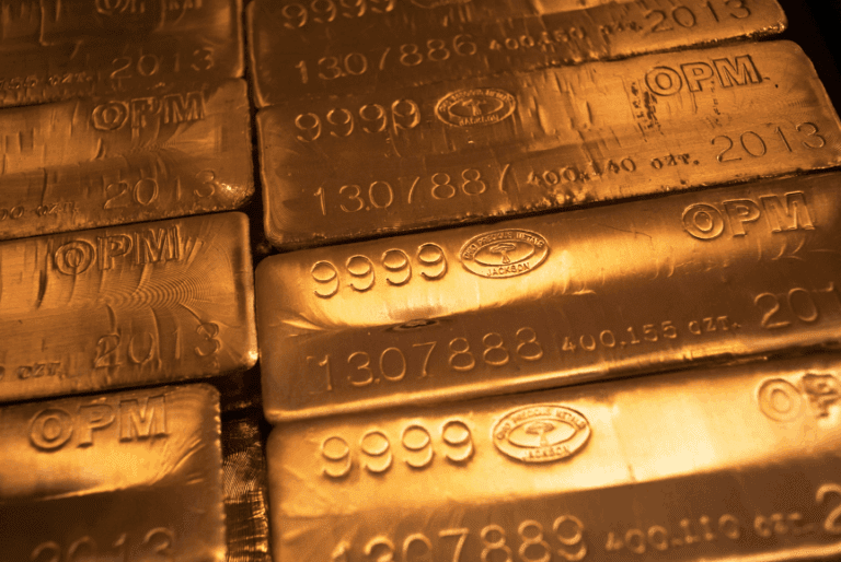 ouro-rompe-os-us$-4.000-pela-1a-vez-na-historia,-com-temores-sobre-economia-dos-eua