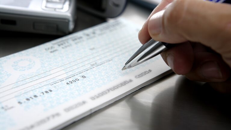 por-que-as-pessoas-escreviam-“hum”-com-h-nos-cheques