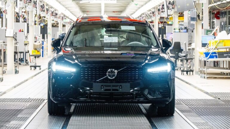 o-adeus:-a-ultima-camioneta-volvo-v90-deixa-a-linha-de-producao