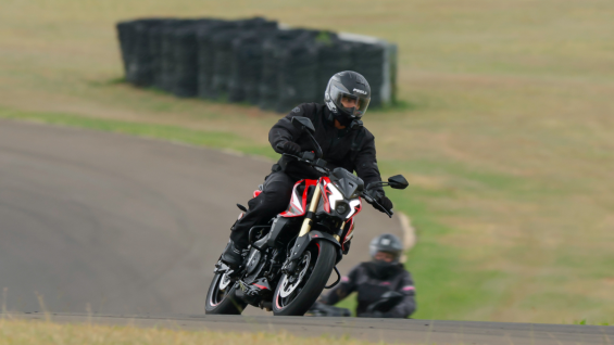 bajaj-dominar-ns-400z:-e-o-desempenho?-testamos-em-pista