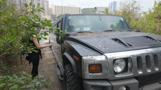 hotel-abandonado-na-china-abriga-de-hummer-a-tres-rolls-royce