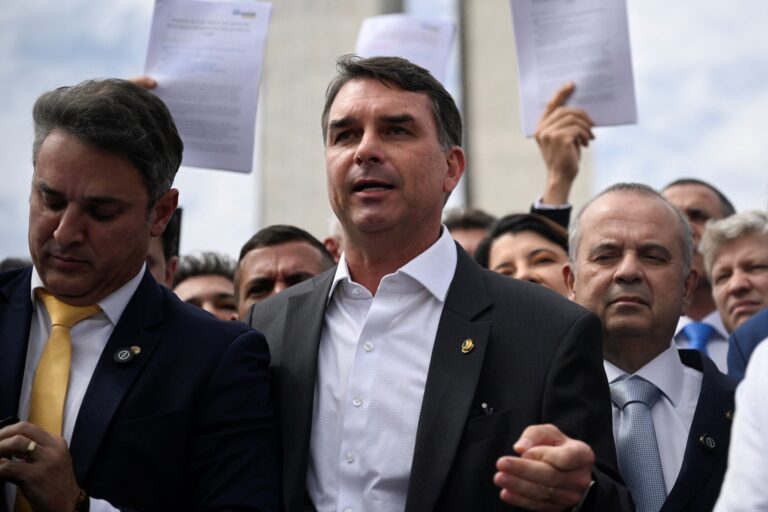 flavio-bolsonaro-cogita-‘negociar-penas’-e-quer-projeto-que-negue-tentativa-de-golpe