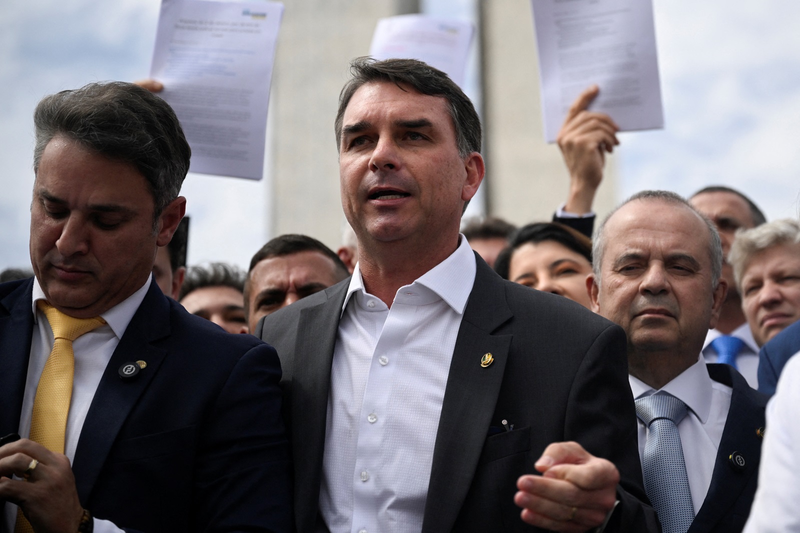 flavio-bolsonaro-cogita-‘negociar-penas’-e-quer-projeto-que-negue-tentativa-de-golpe
