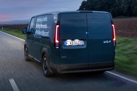 van-eletrica-da-kia-bate-recorde-mundial-de-distancia-rodando-carregada