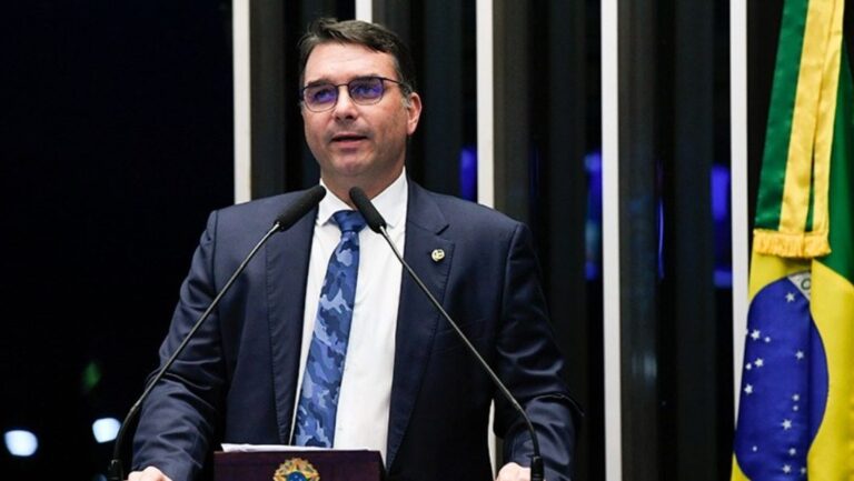 flavio-bolsonaro-chama-julgamento-do-stf-de-‘farsa’-e-acusa-moraes-de-‘vinganca’