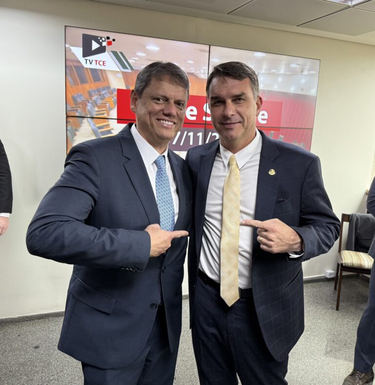 em-meio-a-discussao-sobre-sucessao-de-bolsonaro,-flavio-posta-foto-com-tarcisio